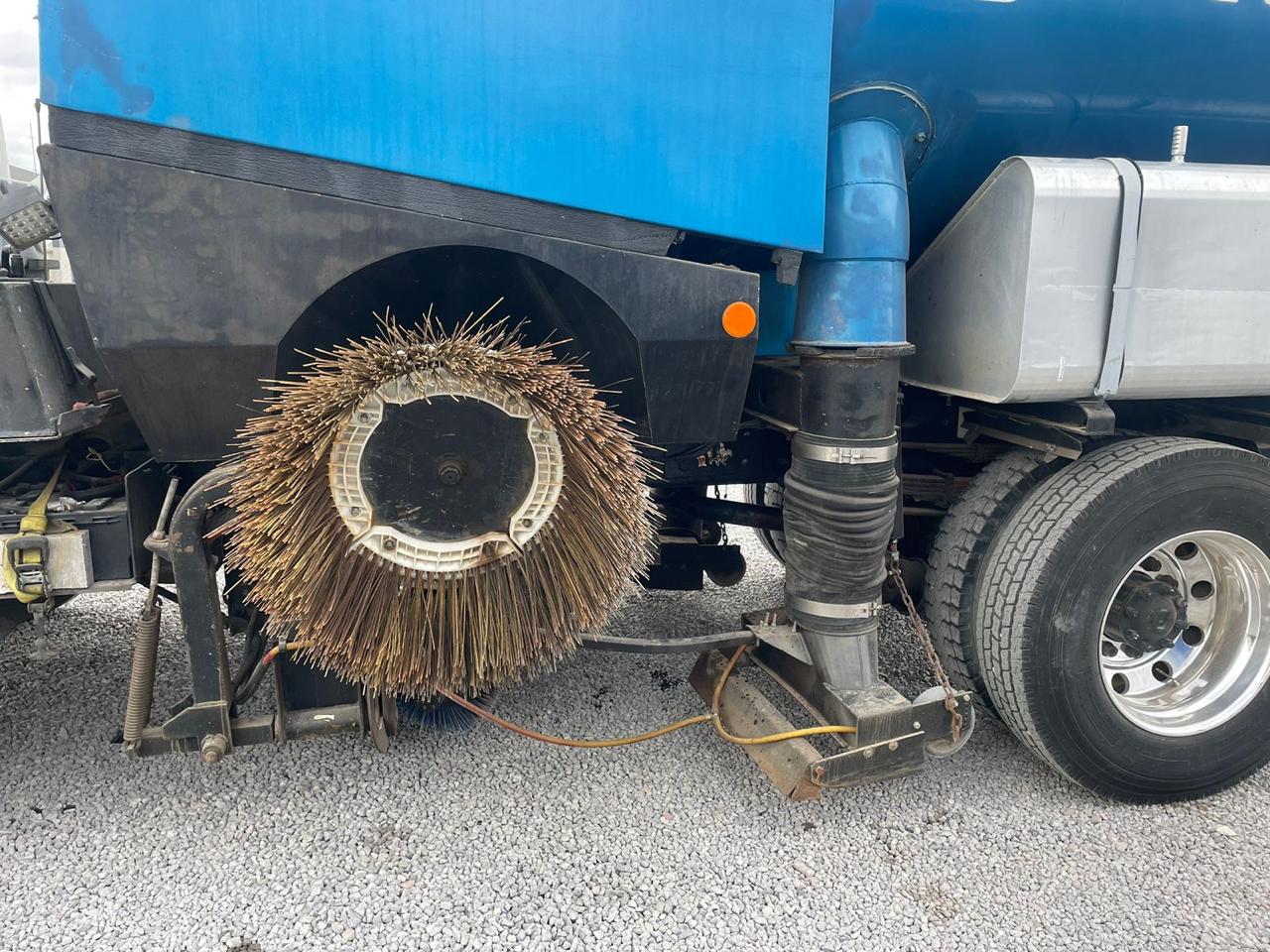 camion con equipo barredor camion con equipo barredor