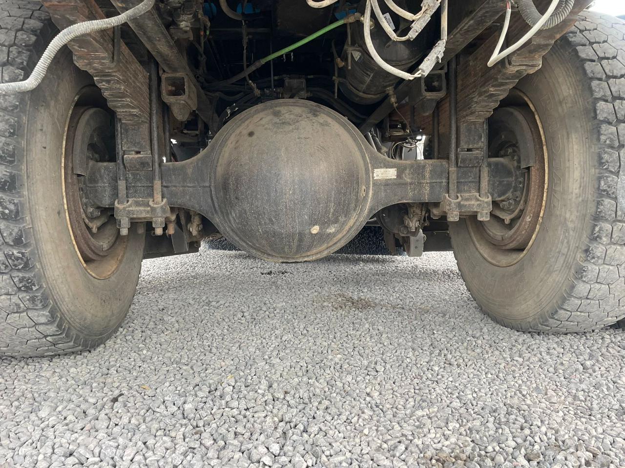 camion con equipo barredor camion con equipo barredor