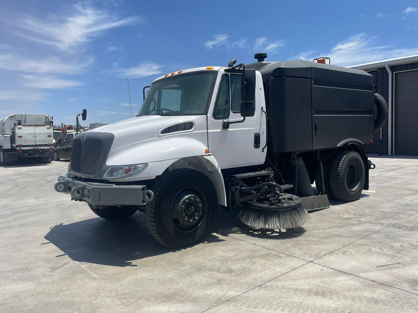 camion con equipo barredor camion con equipo barredor
