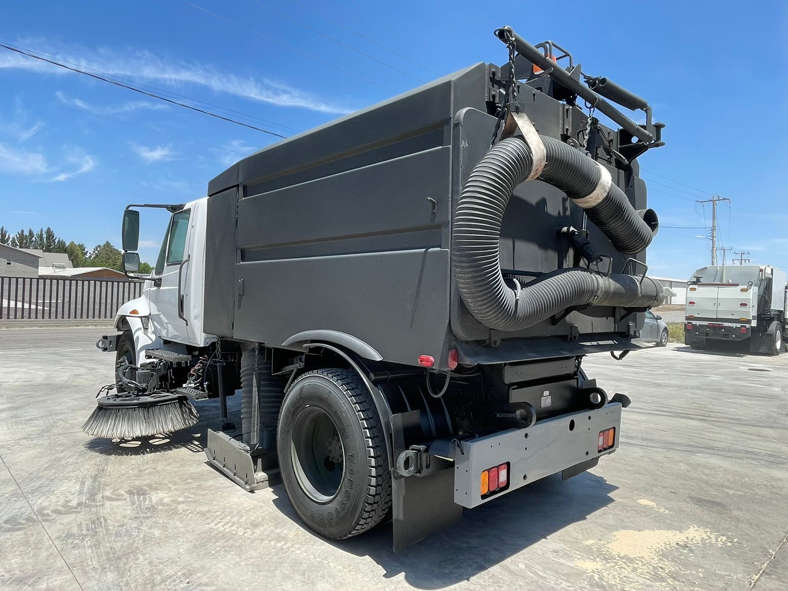 camion con equipo barredor camion con equipo barredor