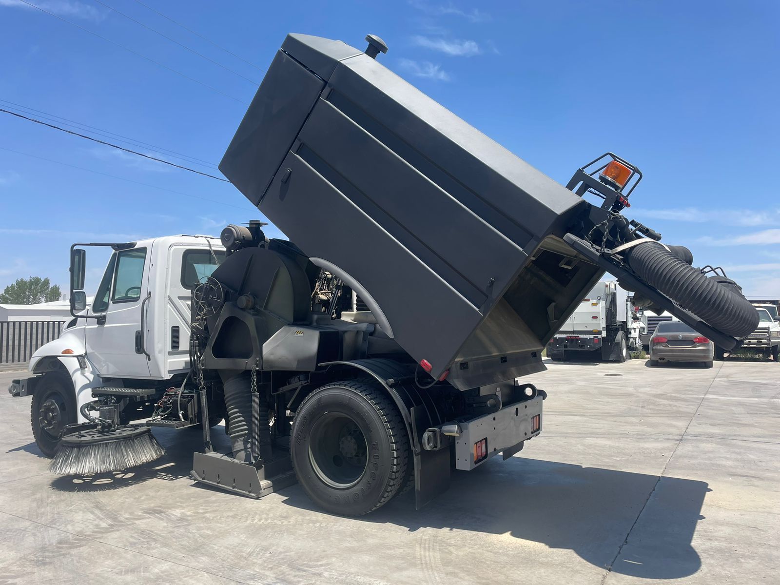 camion con equipo barredor camion con equipo barredor
