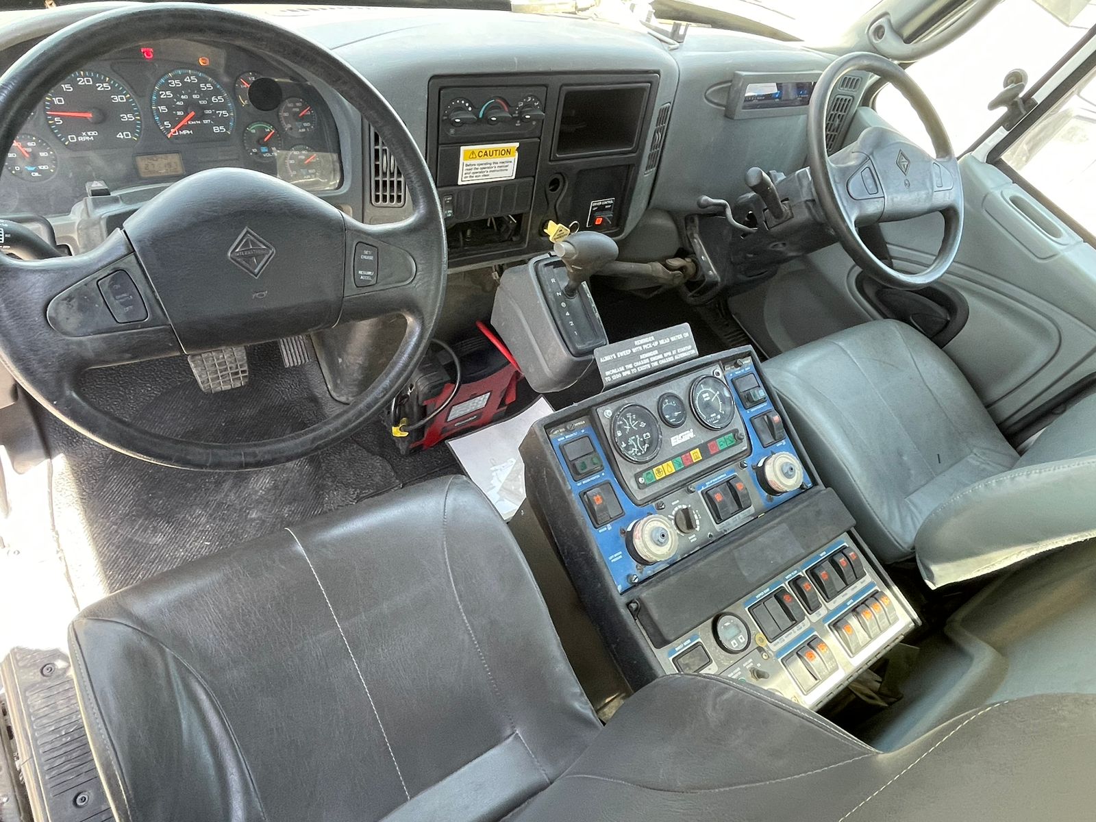 camion con equipo barredor camion con equipo barredor