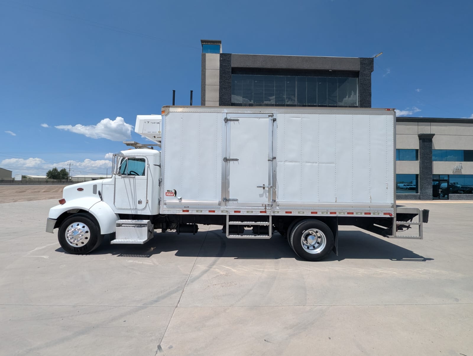 camion con caja refrigerada camion con caja refrigerada