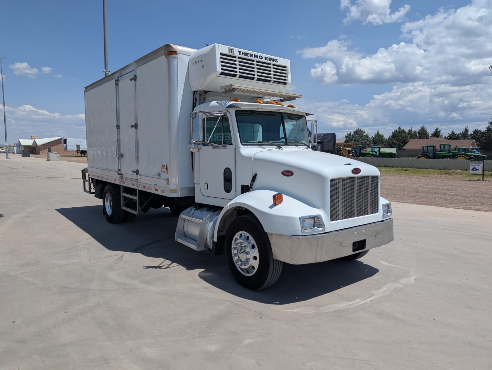 camion con caja refrigerada camion con caja refrigerada